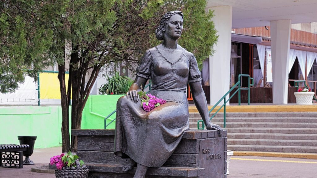 Нонна Мордюкова — рождённая 25 ноября под знаком Стрельца