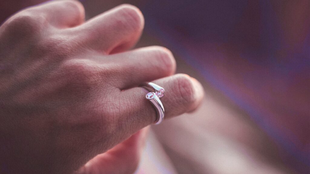 Иллюстрация к статье: Что можно сказать о&nbsp;человеке, который носит кольцо на указательном пальце