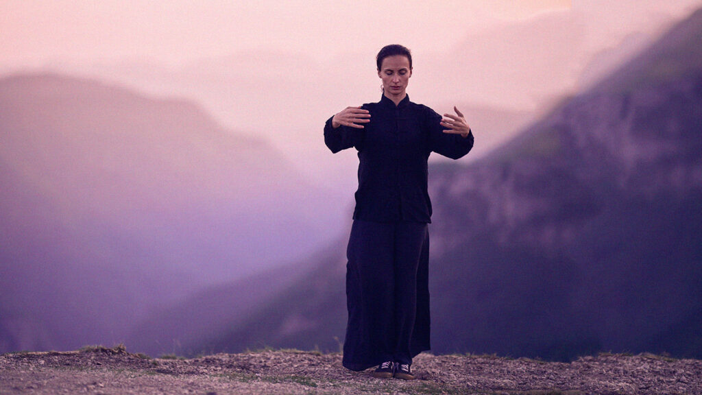 Иллюстрация к статье: «Объятие дерева»: поза в&nbsp;цигуне, которая заряжает мощнее часовой медитации