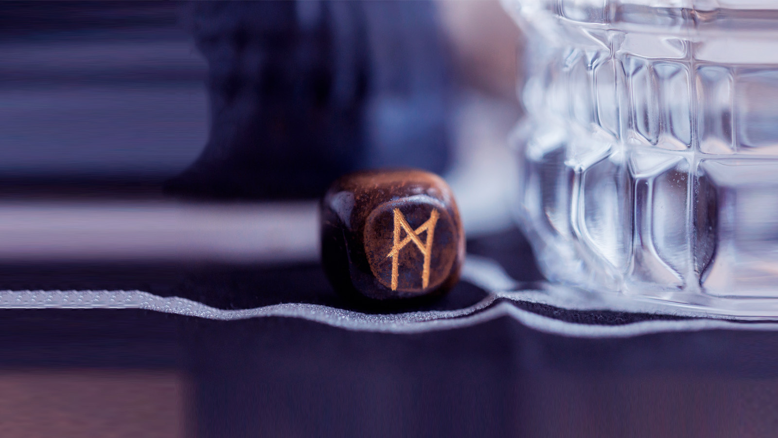 Иллюстрация к статье: Путь к себе через других: что значит руна Манназ