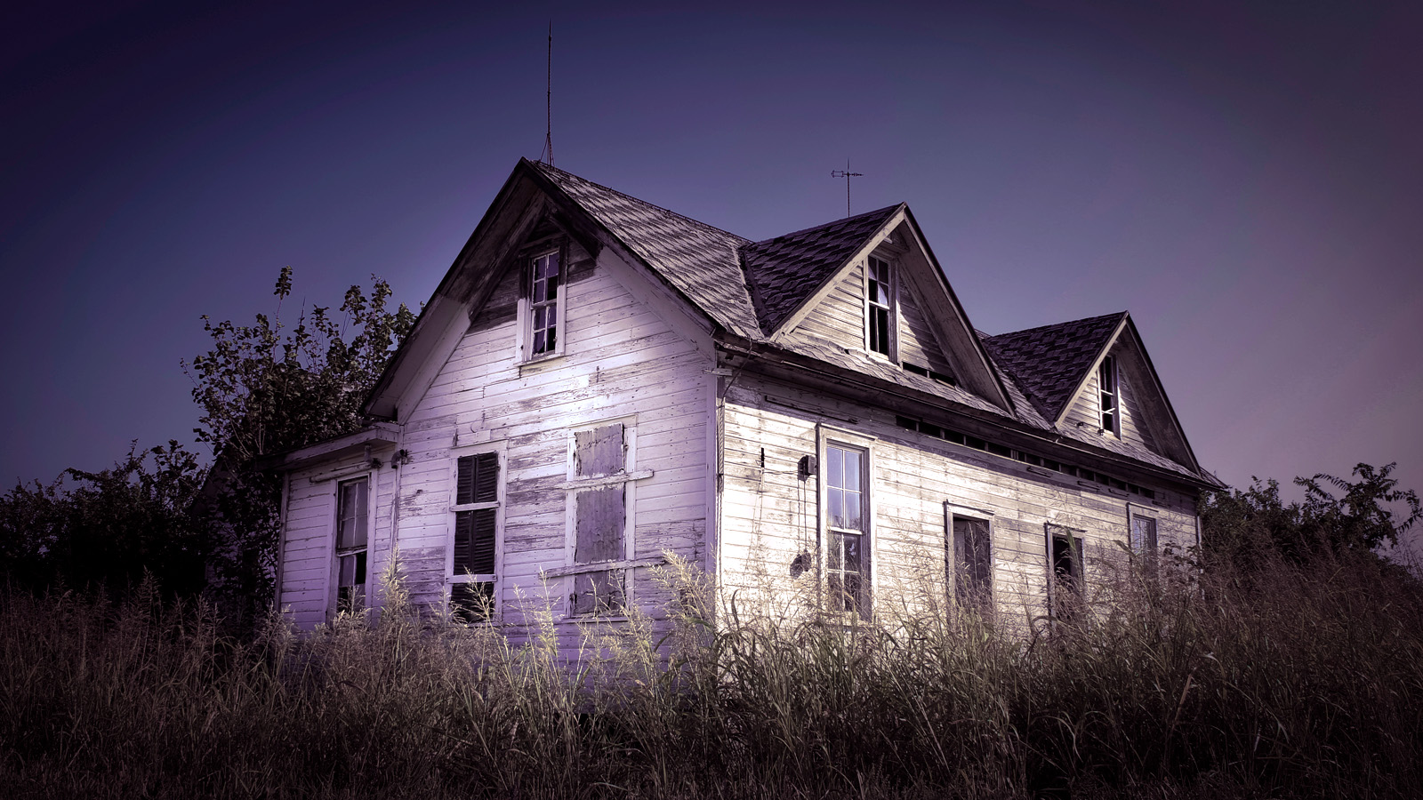 Иллюстрация к статье: Призраки в заброшенных домах: чего боится наш разум