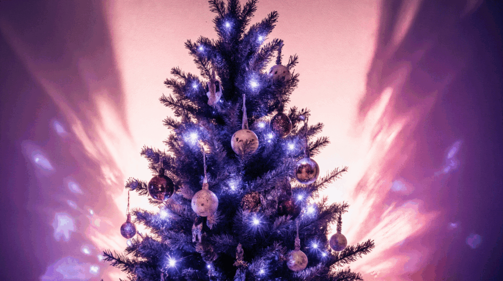 Иллюстрация к статье: Встречаем 2026 год: какой наряд ёлки покорит сердце Красной Огненной Лошади