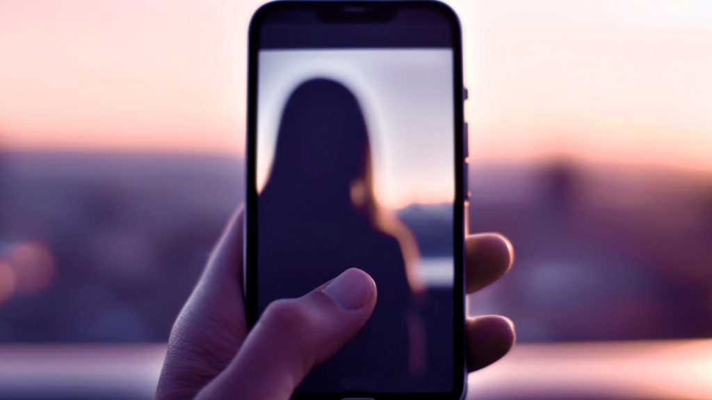 Иллюстрация к статье: Порча через соцсети: какие фото нельзя показывать никому