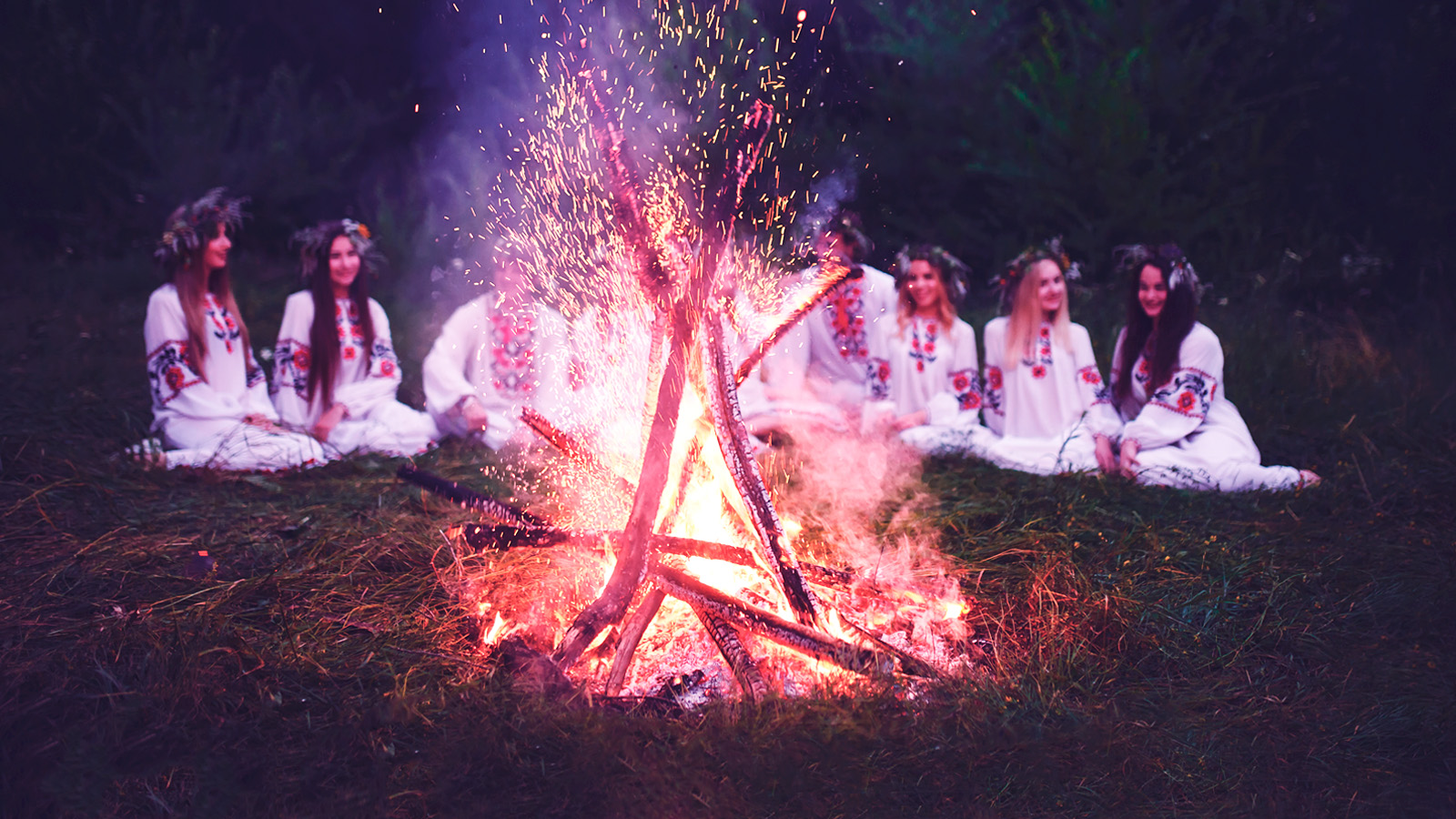Иллюстрация к статье: Гадания в день солнцестояния: как девушки на Руси читали судьбу по огню и воску