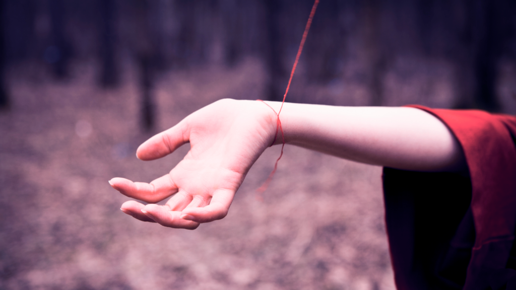 Красная нить на&nbsp;запястье: как правильно завязать и&nbsp;носить