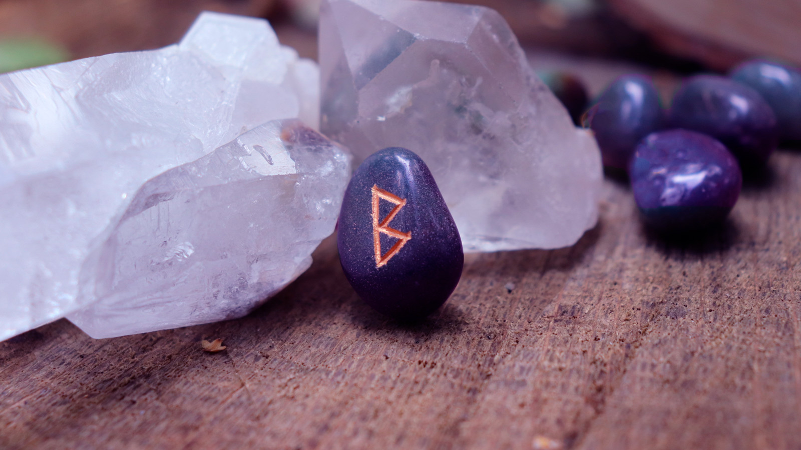 Иллюстрация к статье: Энергия материнства: что значит руна Беркана