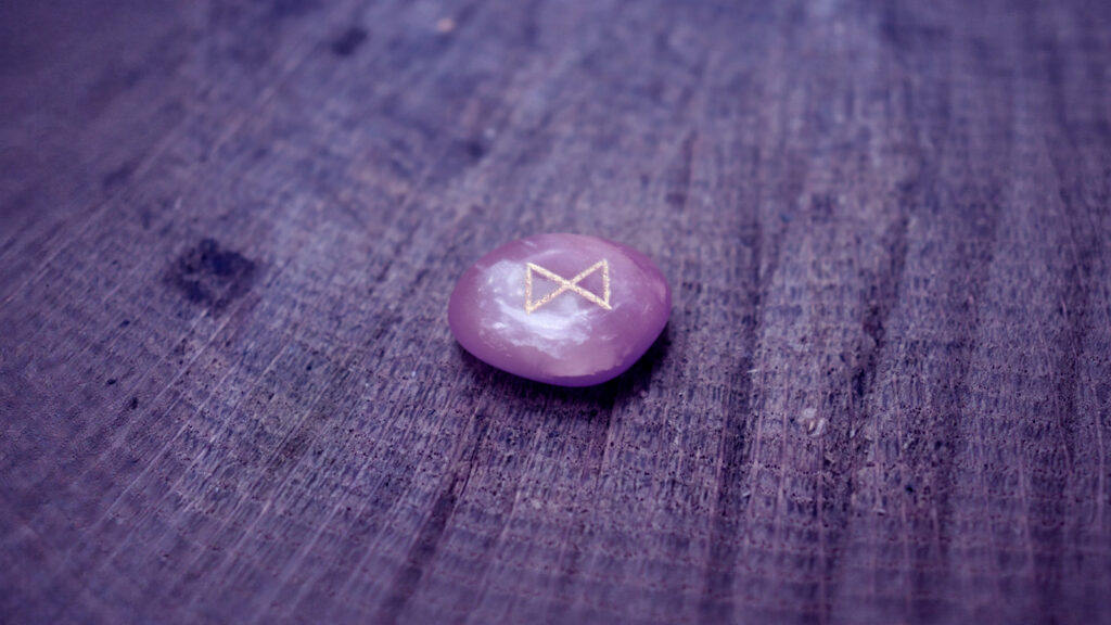 Иллюстрация к статье: Первый луч во&nbsp;тьме: что значит руна&nbsp;Дагаз