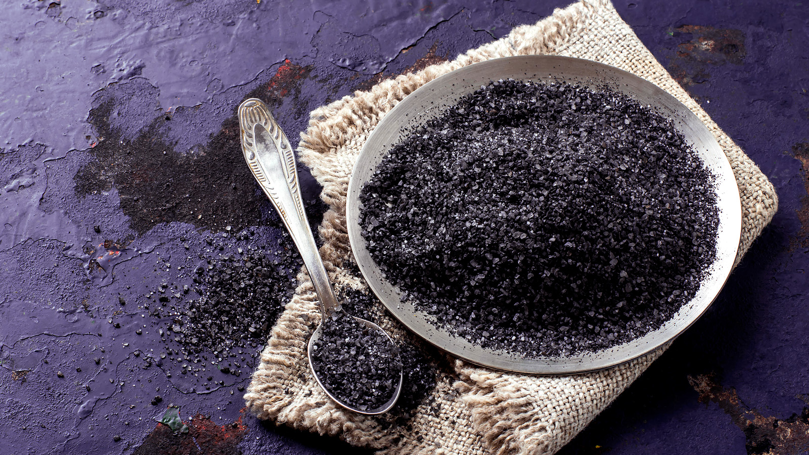 Иллюстрация к статье: Четверговая соль: самый сильный славянский оберег