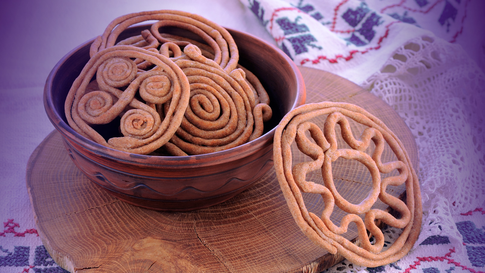 Иллюстрация к статье: Убитый медведь и хлебные змеи: 7 самых необычных ритуальных блюд России