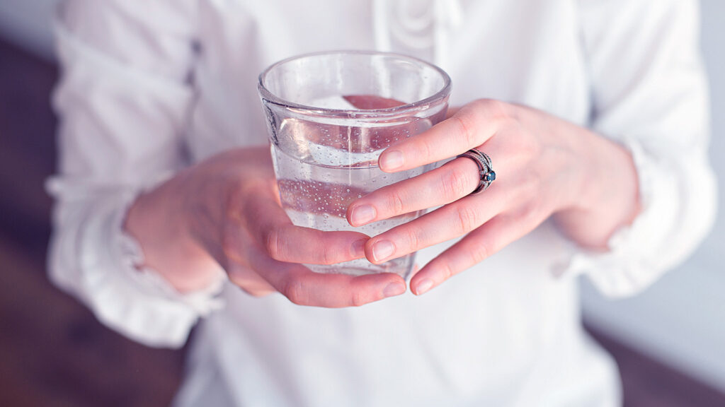 Иллюстрация к статье: Не&nbsp;просто H₂O: какую воду энерготерапевты называют живой